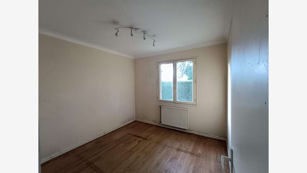 AV bureaux 70m² emplacement privilégié à Dinan