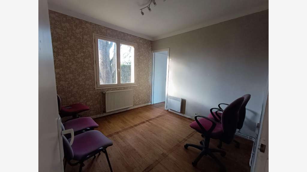 AV bureaux 70m² emplacement privilégié à Dinan