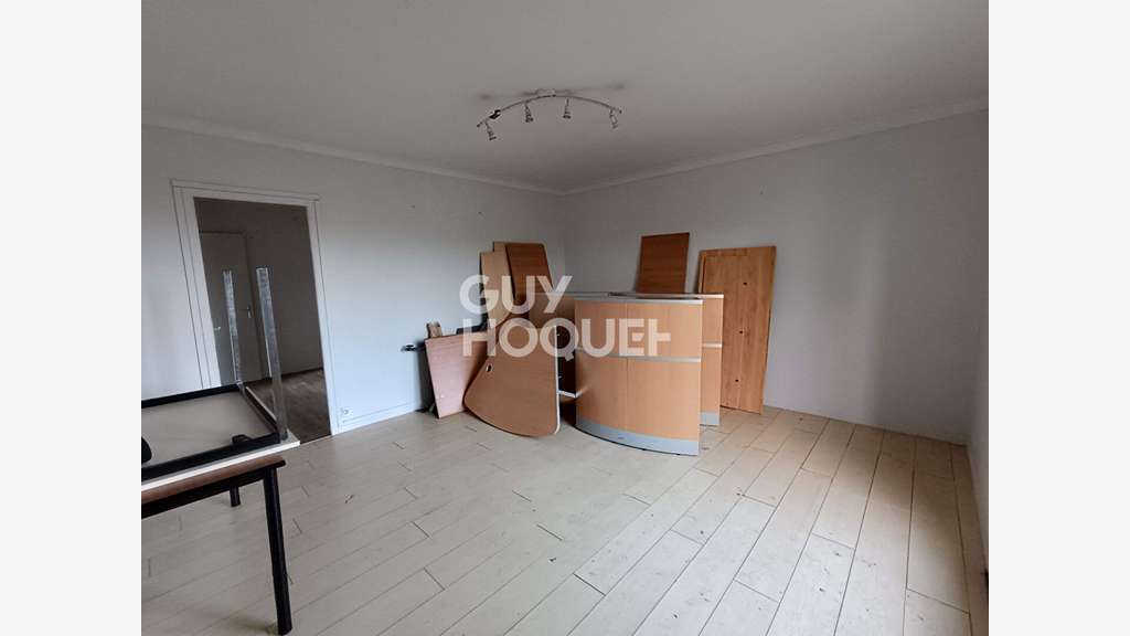 AV bureaux 70m² emplacement privilégié à Dinan