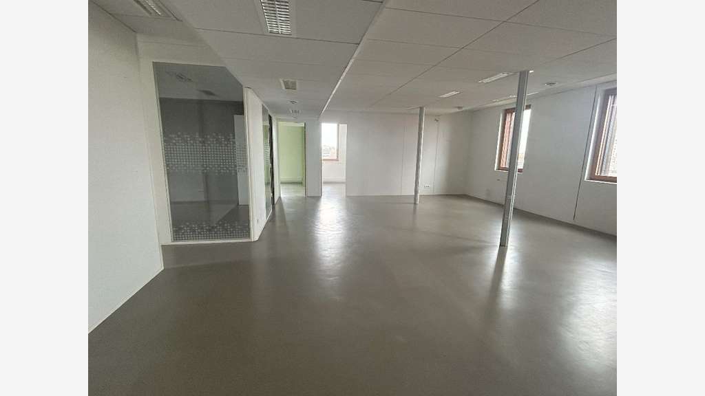 AV bureaux disponibles R+2+ 6 parkings à Lyon T2