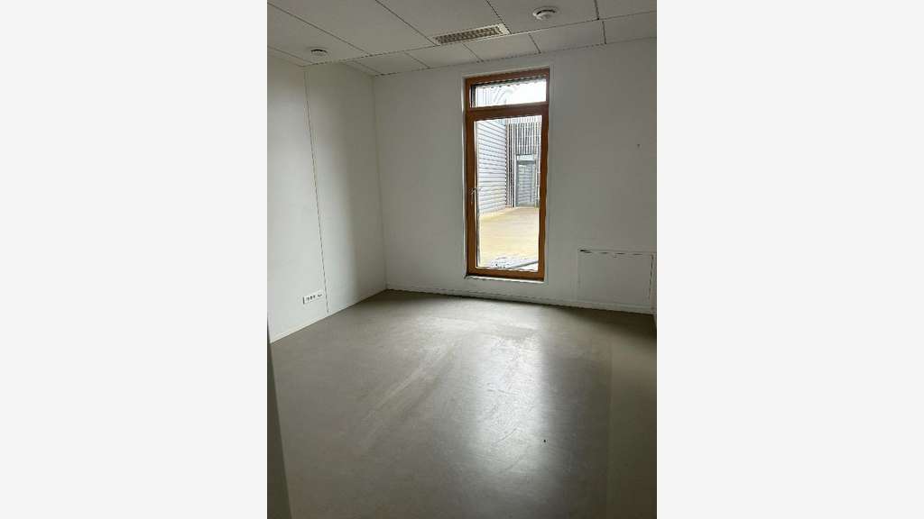 AV bureaux disponibles R+2+ 6 parkings à Lyon T2