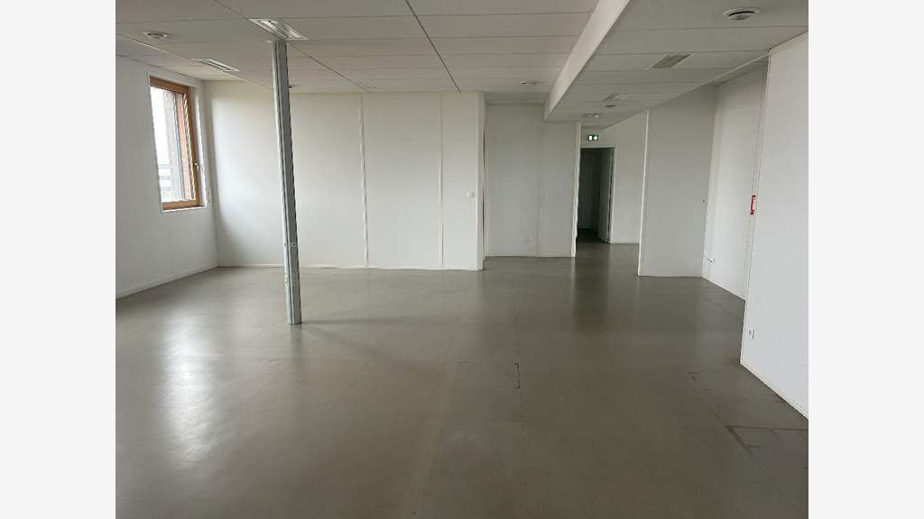 AV bureaux disponibles R+2+ 6 parkings à Lyon T2