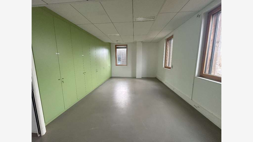 AV bureaux disponibles R+2+ 6 parkings à Lyon T2