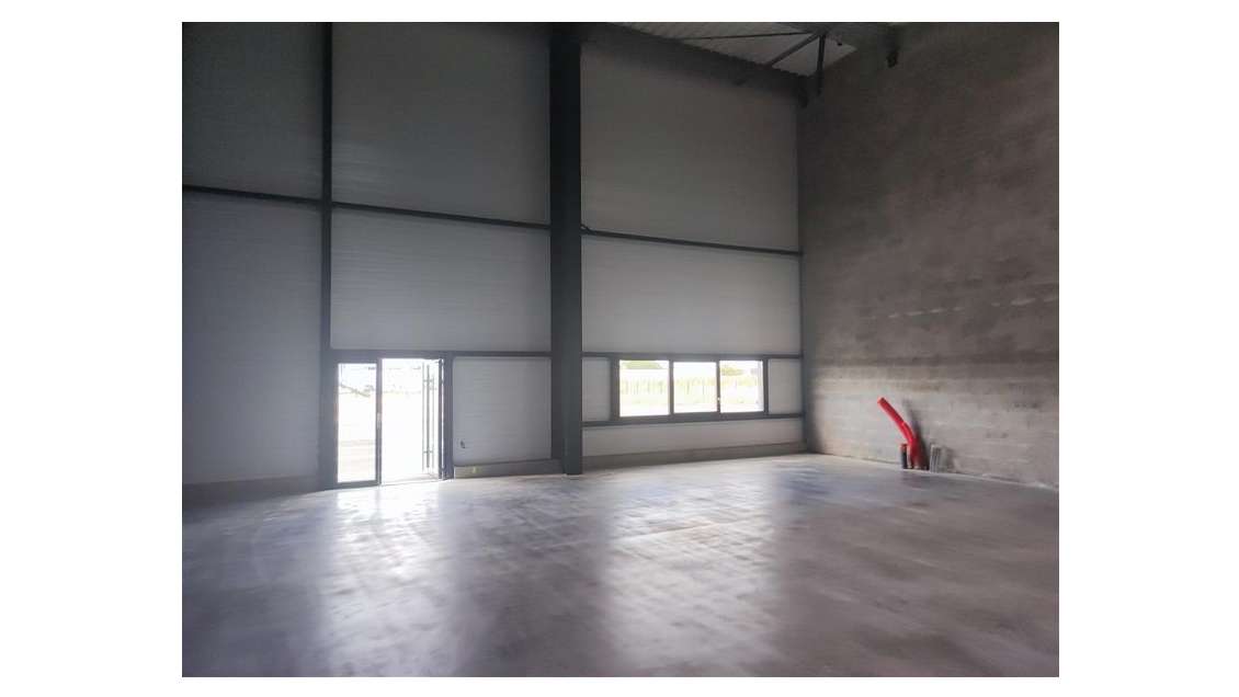 Vente local 350m² Zone des Six Croix à Donges