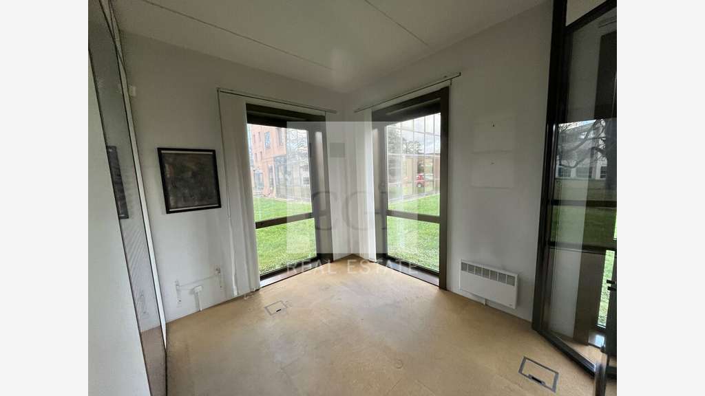 Bureaux 147m² RDC à vendre à Ecully