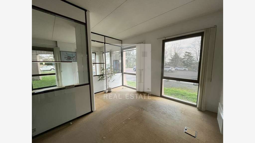 Bureaux 147m² RDC à vendre à Ecully