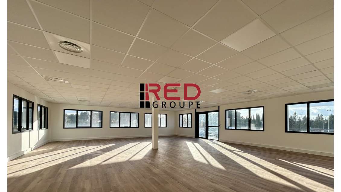 Vente local PMR avec terrasse à Éguilles