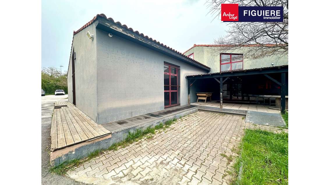 Bâtiment indépendant à VENDRE sur la ZI DES JALASS