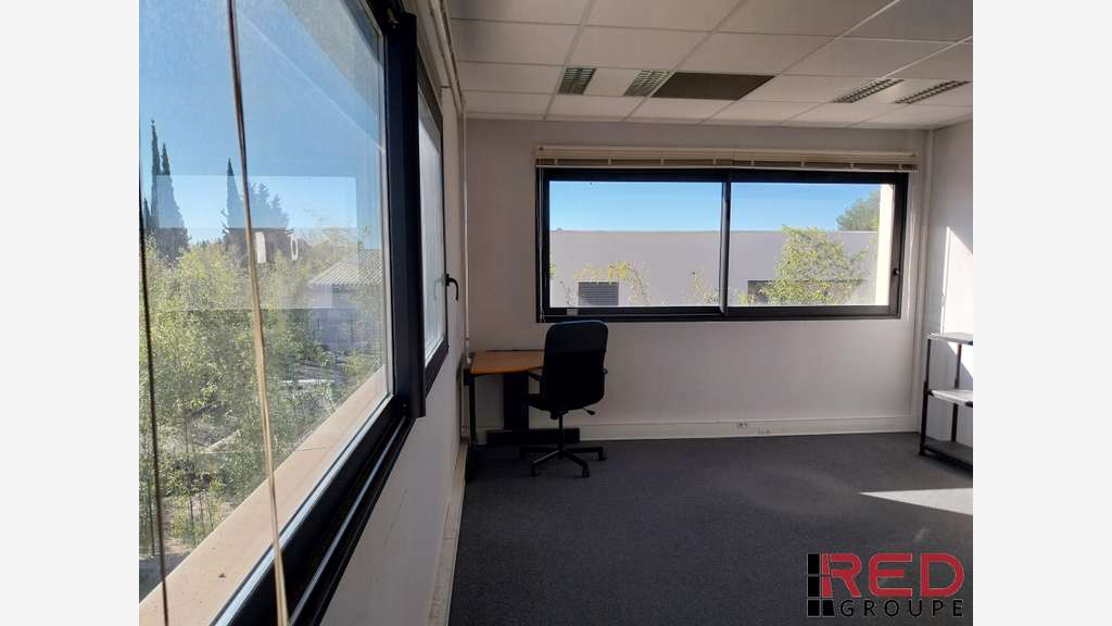 AV bureau 190m² zone des Jallassières à Eguilles