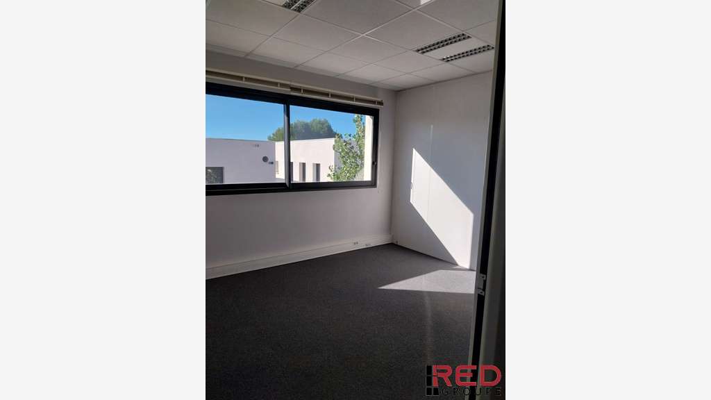 AV bureau 190m² zone des Jallassières à Eguilles