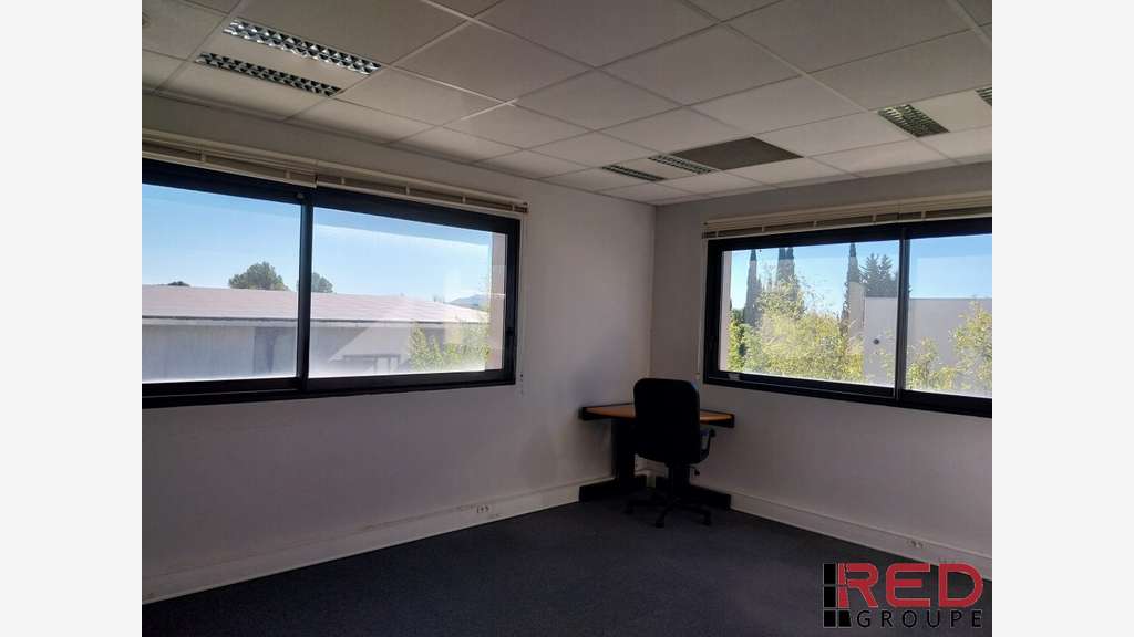 AV bureau 190m² zone des Jallassières à Eguilles