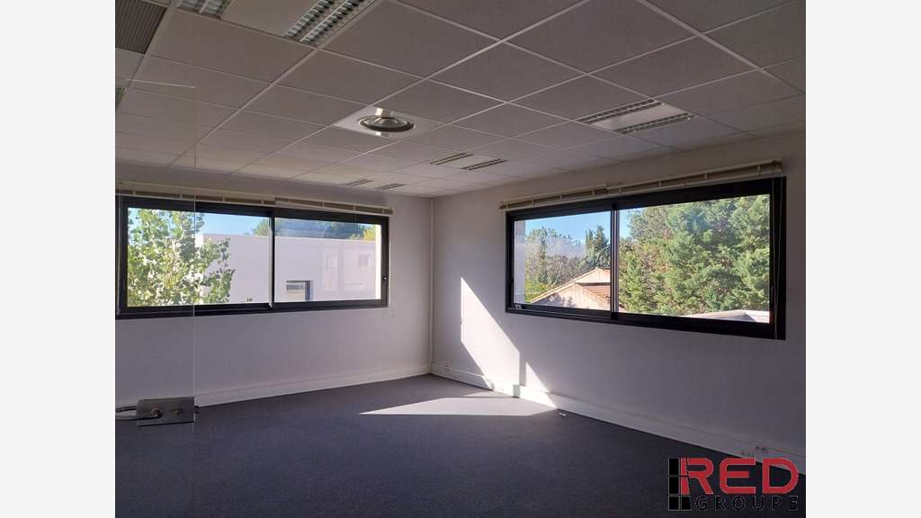 AV bureau 190m² zone des Jallassières à Eguilles