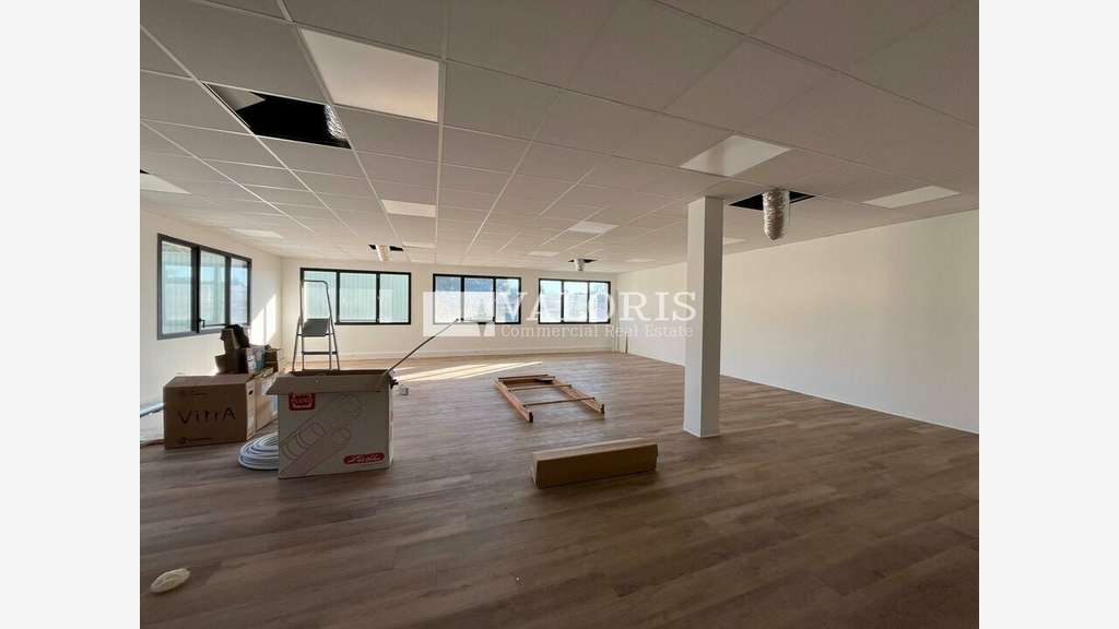 Bureaux 845m² divisibles R+1 à vendre à Éguilles