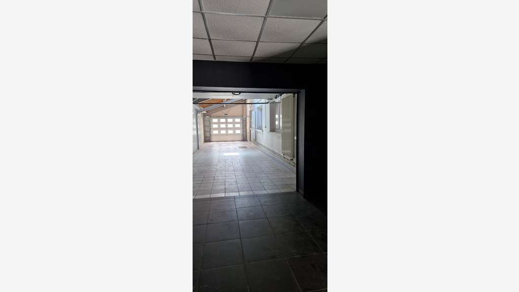 Ancienne concession auto 868m² à vendre à Essert