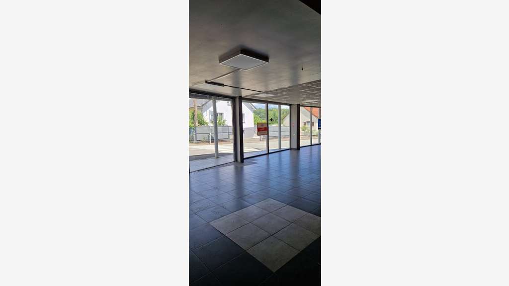 Ancienne concession auto 868m² à vendre à Essert