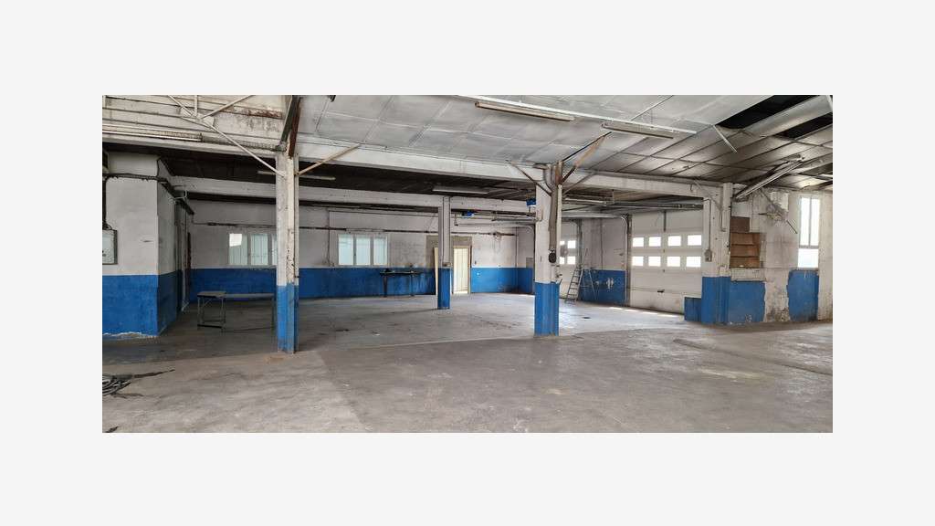 Ancienne concession auto 868m² à vendre à Essert