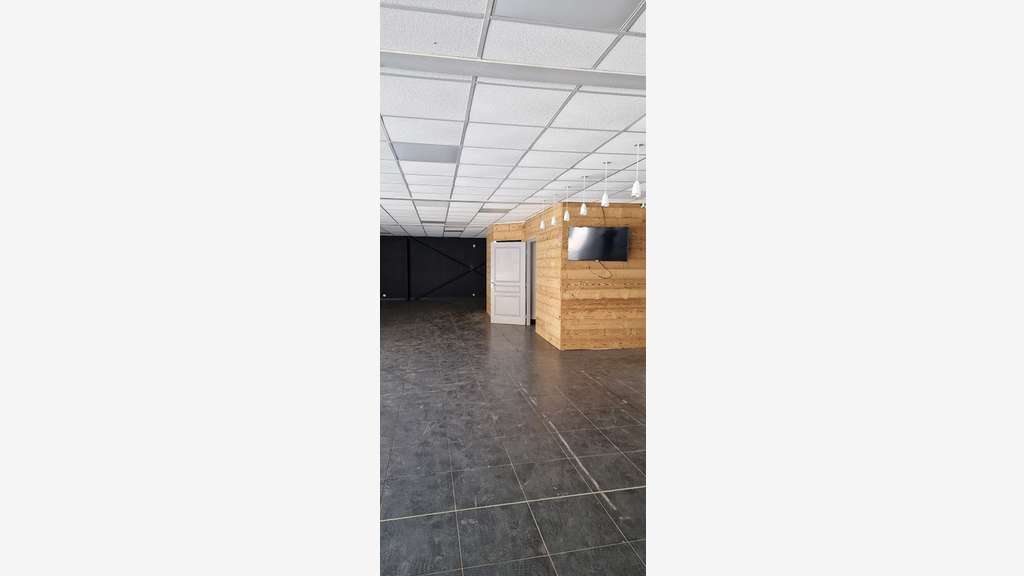Ancienne concession auto 868m² à vendre à Essert