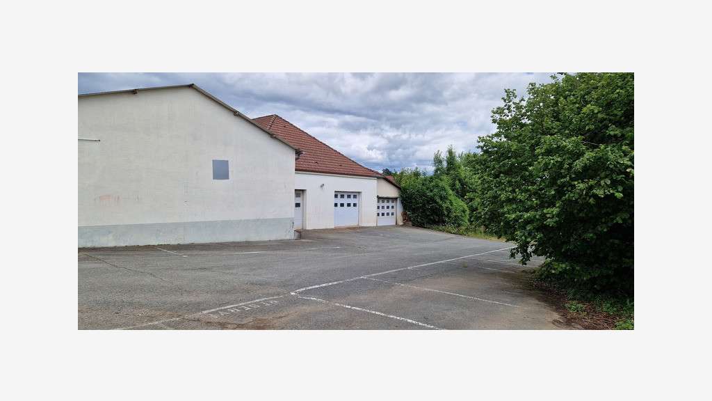 Ancienne concession auto 868m² à vendre à Essert