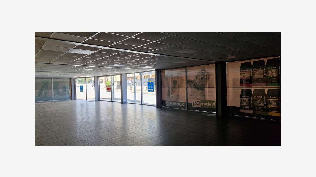 Ancienne concession auto 868m² à vendre à Essert