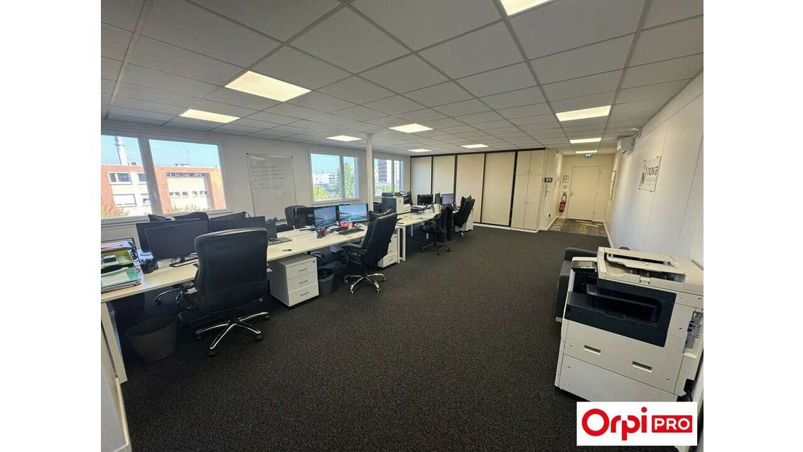 Bureau de 137m² à vendre à Evry-Courcouronnes