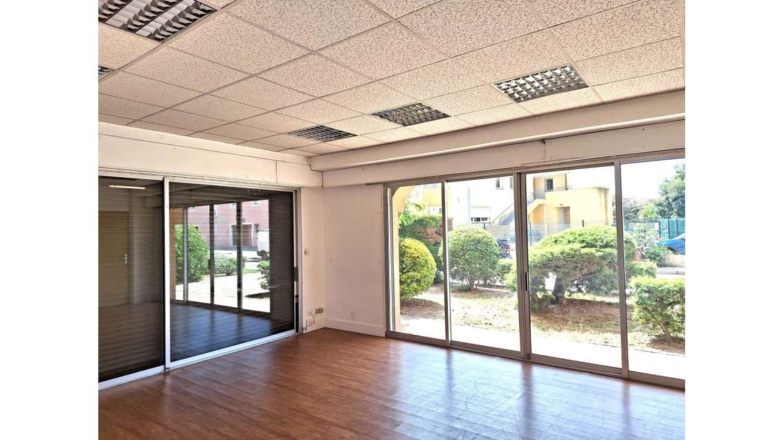 Opportunité rare bureaux 183m² divisibles Fréjus  