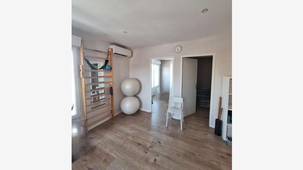 A Fréjus, local professionnel moderne et fonctionn