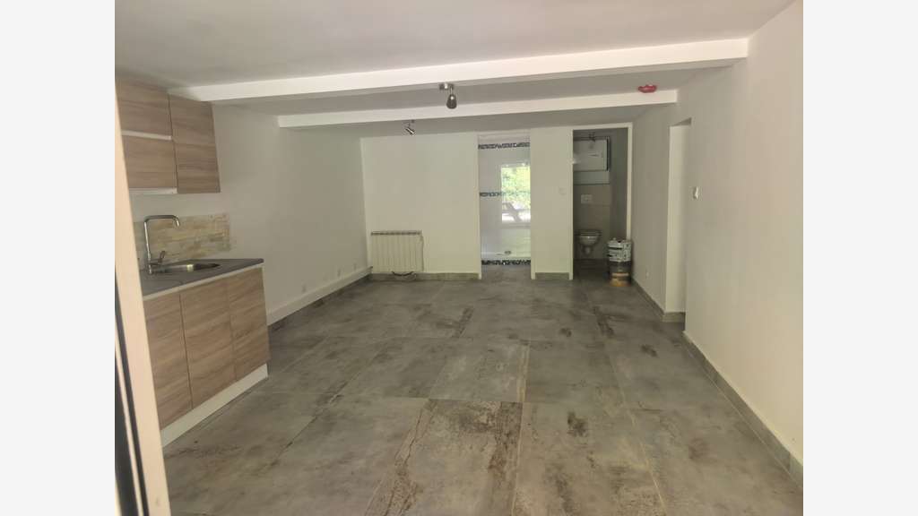 Fréjus,  3 Bureaux / locaux avec terrain