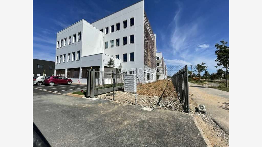 Bureaux lumineux 434m² R+1 à vendre à Genas