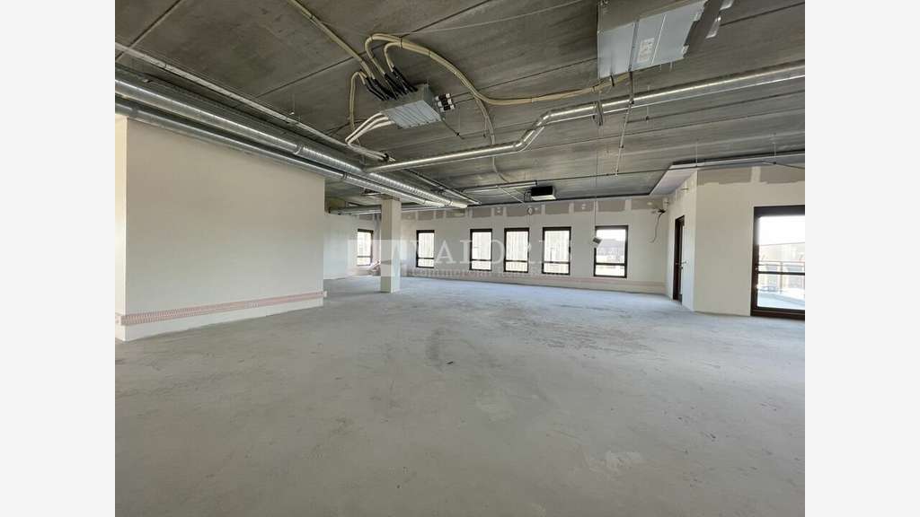 Bureaux lumineux 434m² R+1 à vendre à Genas