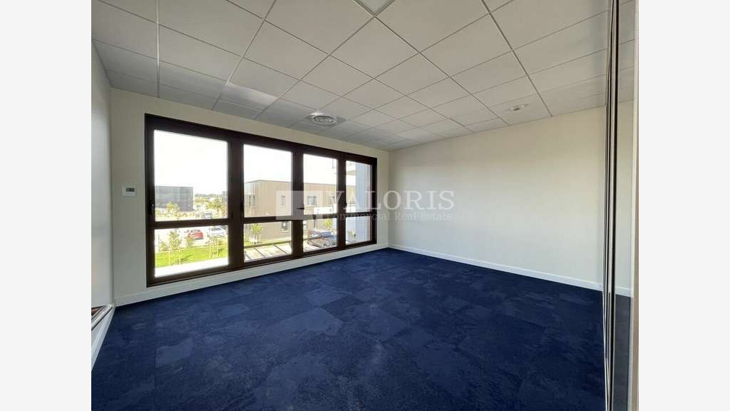Bureaux lumineux 434m² R+1 à vendre à Genas