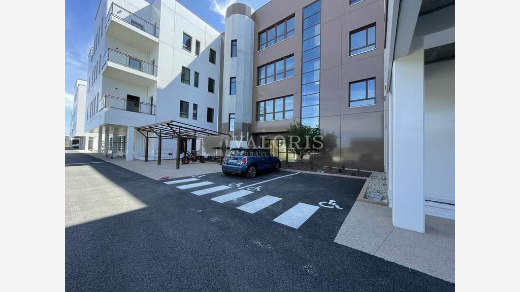 Bureaux lumineux 434m² R+1 à vendre à Genas