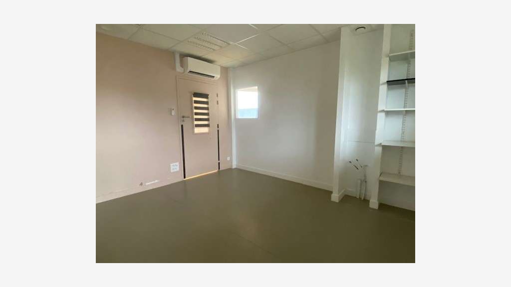 Vente locaux 200m² zone de l'Erette à Grandchamp