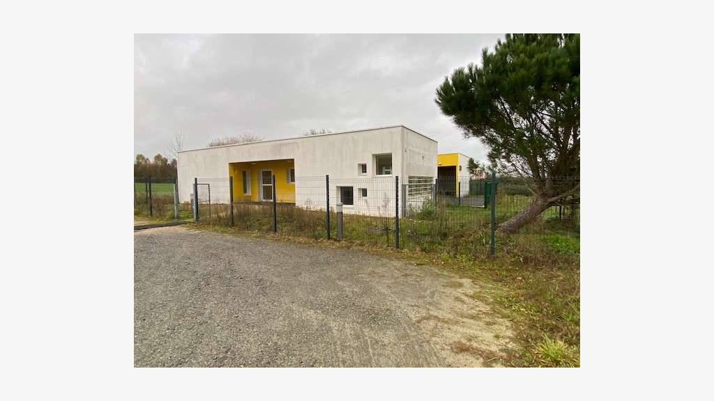 Vente locaux 200m² zone de l'Erette à Grandchamp