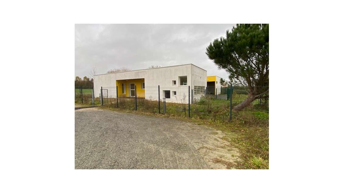 Vente locaux 200m² zone de l'Erette à Grandchamp