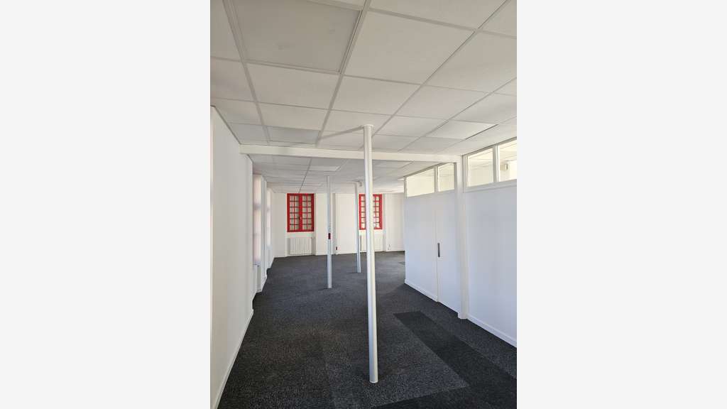Bureaux lumineux 825m² à vendre à Guichen