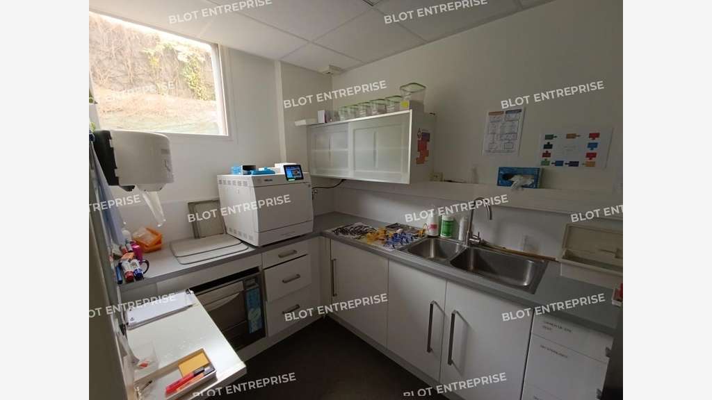 À vendre bureaux 150m² R+1 rénovés à Guilers