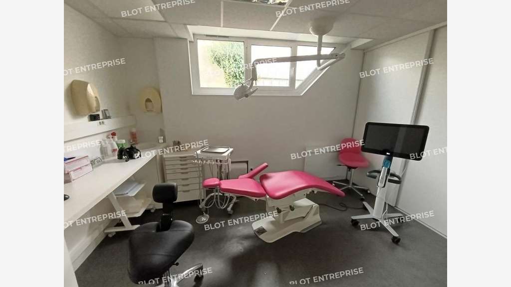 À vendre bureaux 150m² R+1 rénovés à Guilers