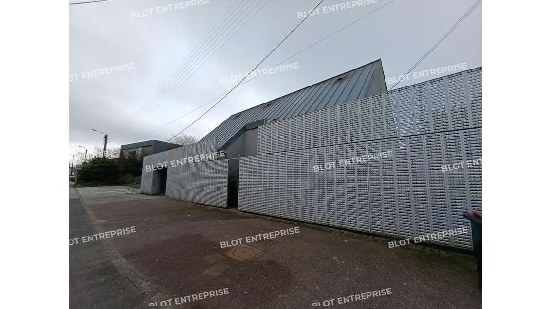 À vendre bureaux 150m² R+1 rénovés à Guilers