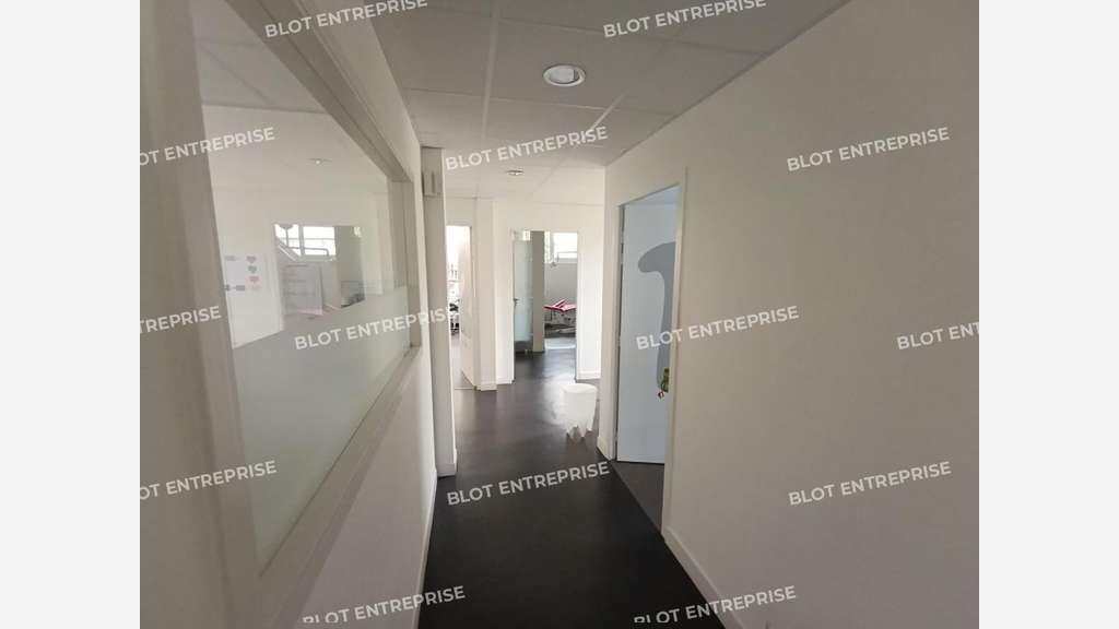 À vendre bureaux 150m² R+1 rénovés à Guilers