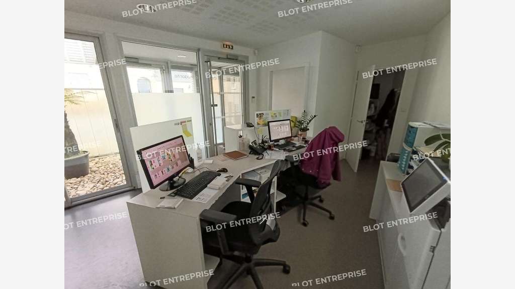 À vendre bureaux 150m² R+1 rénovés à Guilers
