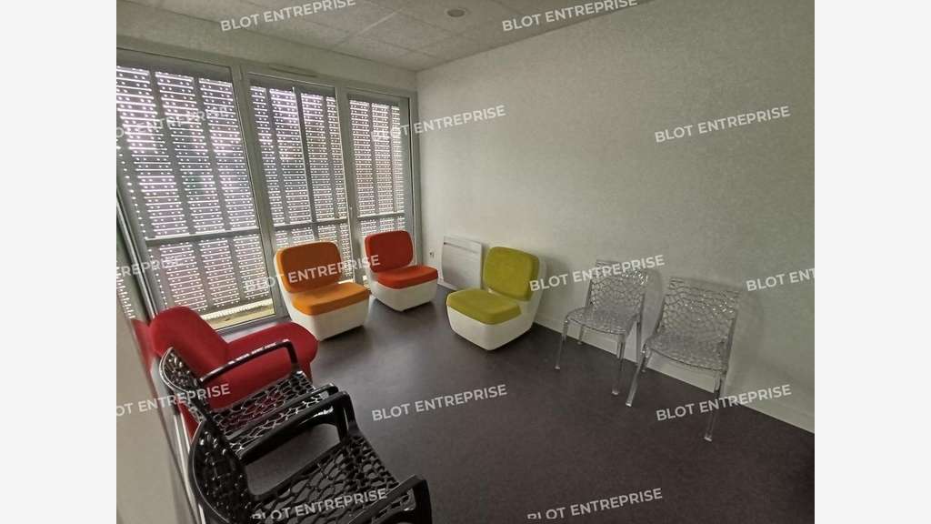 À vendre bureaux 150m² R+1 rénovés à Guilers
