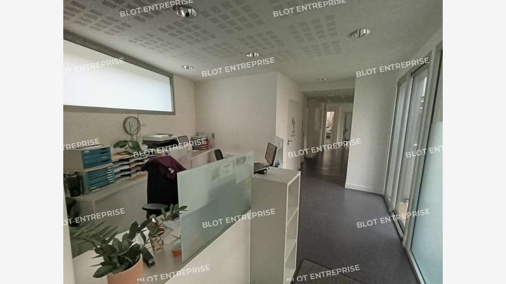 À vendre bureaux 150m² R+1 rénovés à Guilers