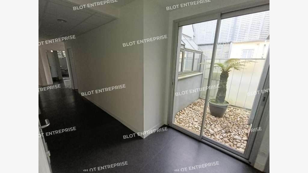 À vendre bureaux 150m² R+1 rénovés à Guilers
