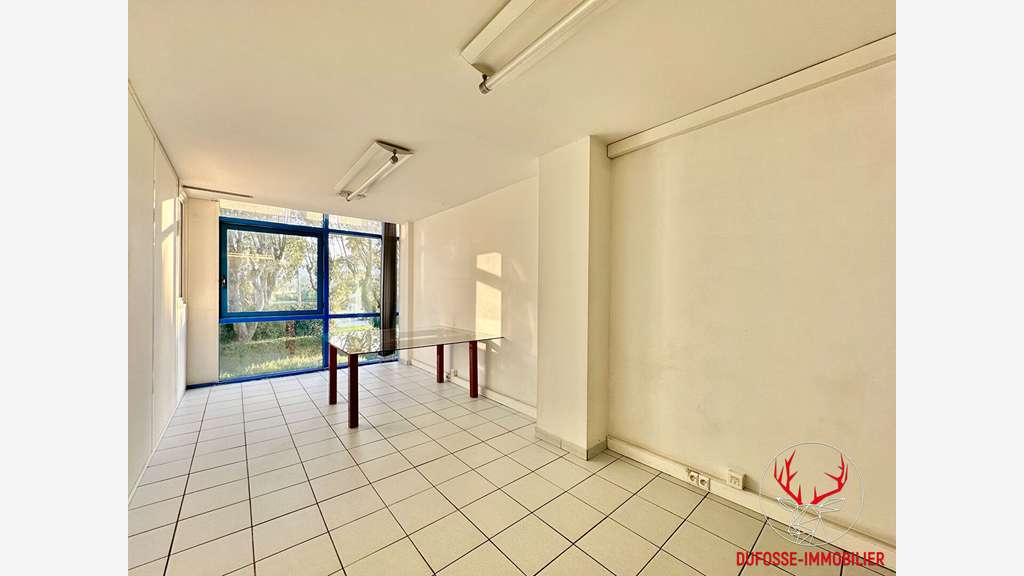 Bureaux 304m² proche axes autoroutiers à Hyères