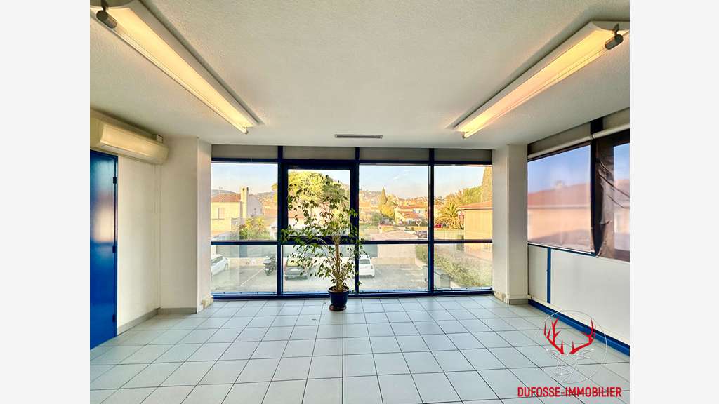 Bureaux 304m² proche axes autoroutiers à Hyères
