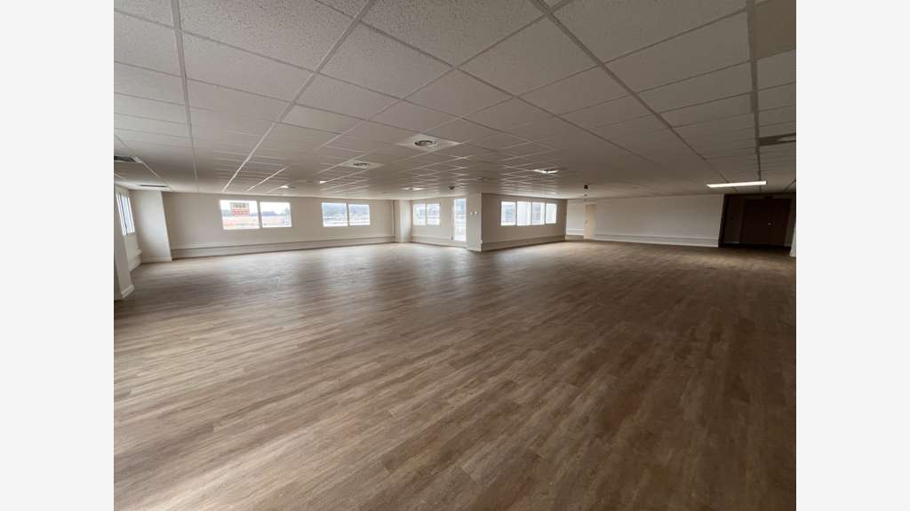Plateau de bureaux 519m² divisible La Farlède A57