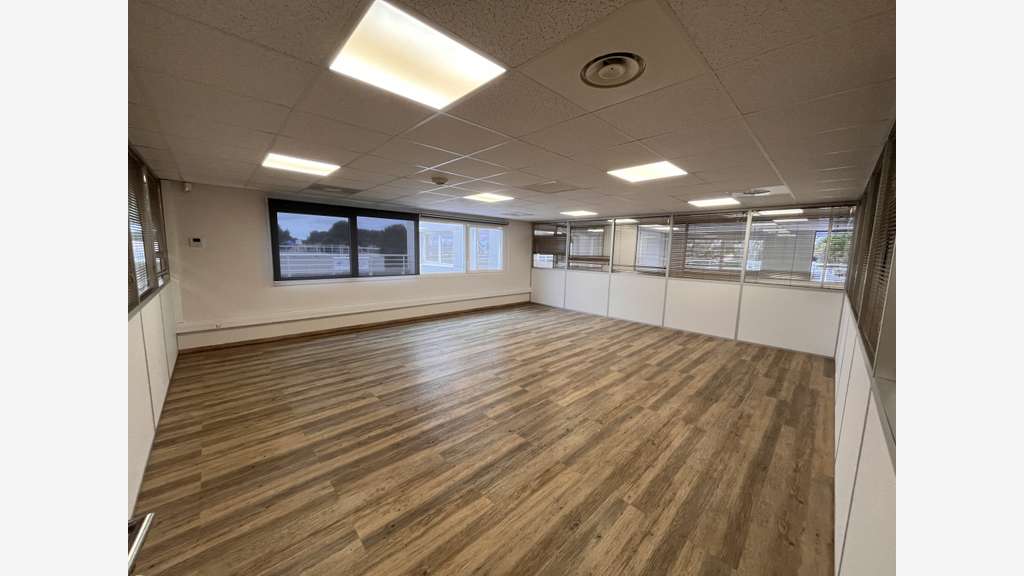 Plateau de bureaux 519m² divisible La Farlède A57