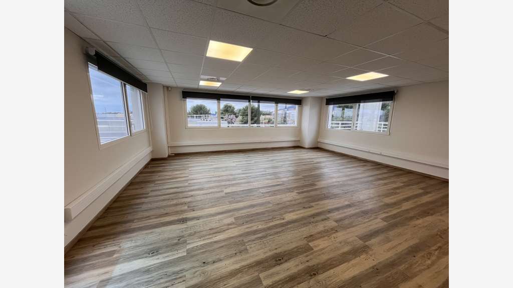 Plateau de bureaux 519m² divisible La Farlède A57