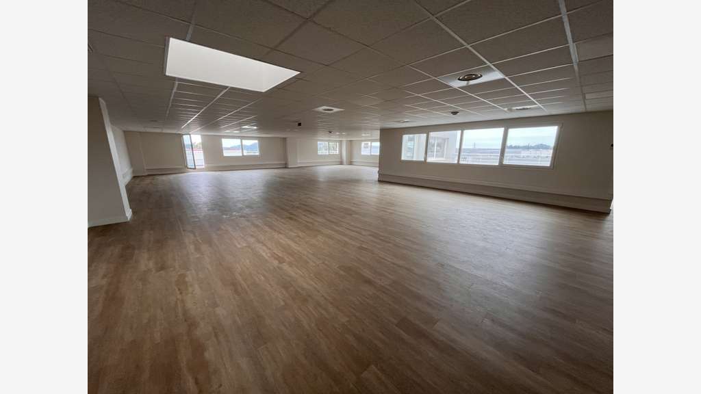 Plateau de bureaux 519m² divisible La Farlède A57