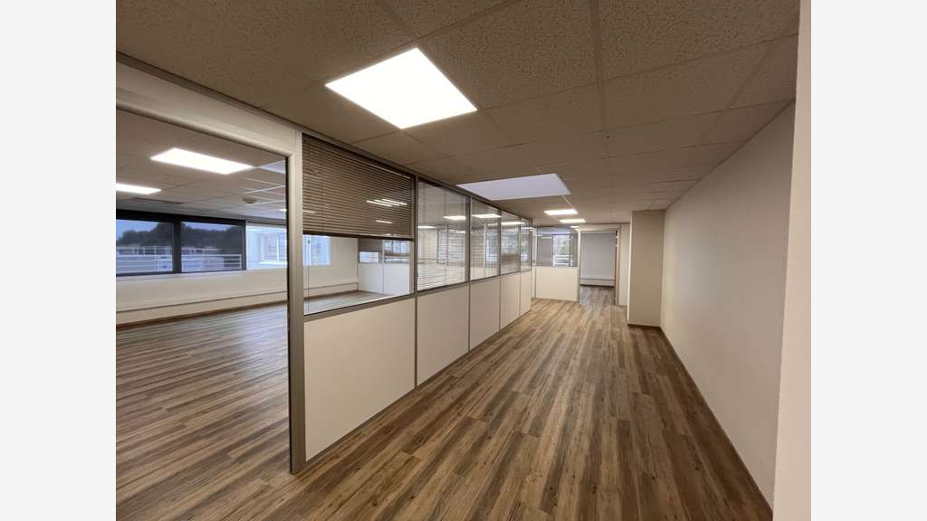 Plateau de bureaux 519m² divisible La Farlède A57